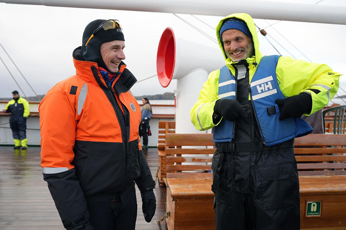 Islos og direktør.jpg Two persons standing on the deck